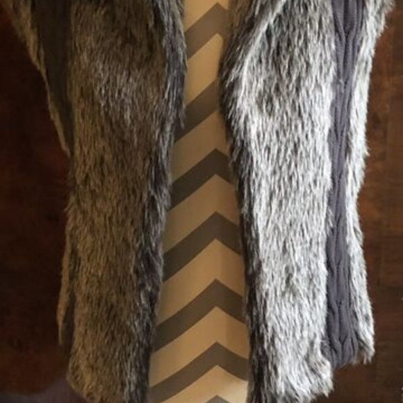 XOXO Faux Fur Lapel Cable Knit Sweater Vest. Preowned Size M Winter Must Have - Picture 2 of 6